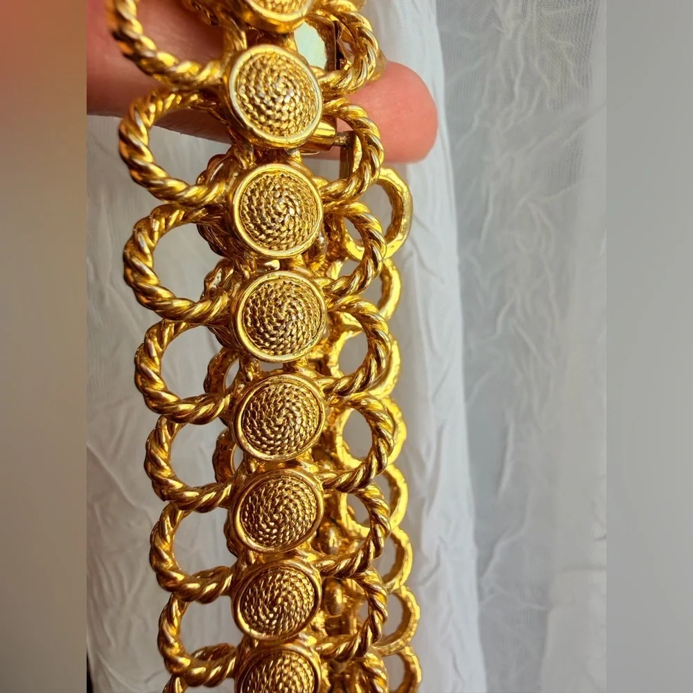 Eternal knot geometric vintage gold tone necklace / choker